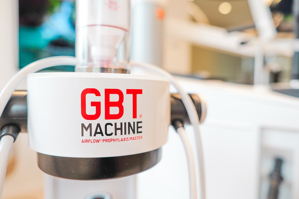 Die GBT Machine Airflow Prophylaxis Master in weiß und rot unterstützt die Guided Biofilm Therapy in der Zahnarztpraxis Frankfurt Westend.