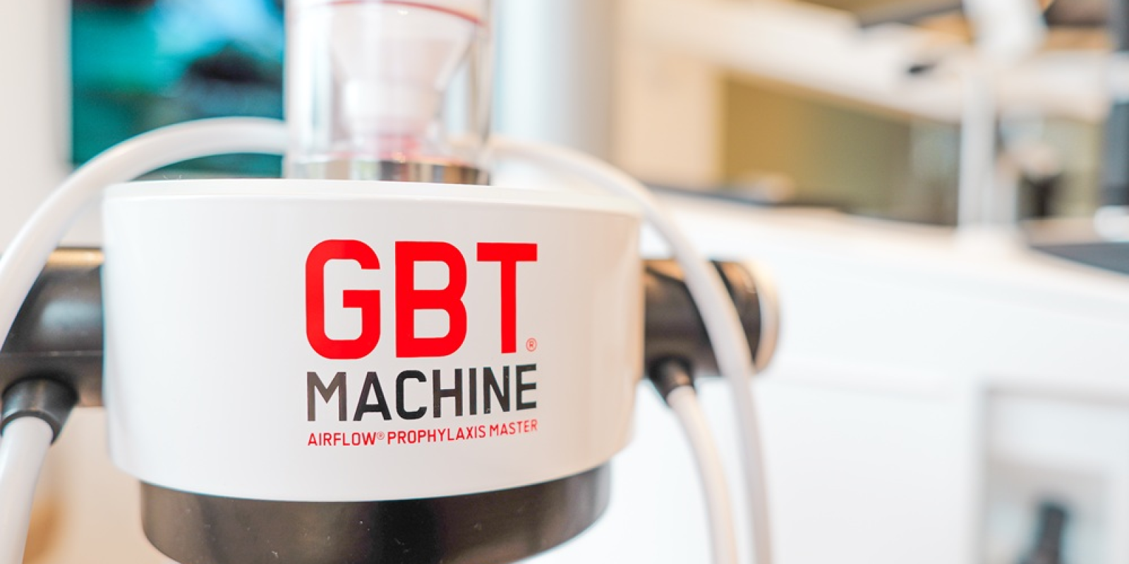 Die GBT Machine Airflow Prophylaxis Master in weiß und rot unterstützt die Guided Biofilm Therapy in der Zahnarztpraxis Frankfurt Westend.