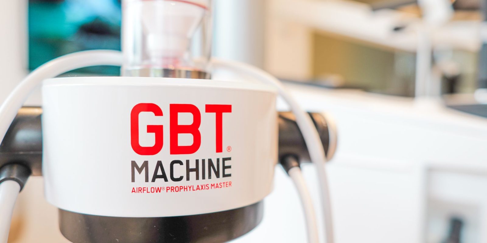 Weißes GBT Machine AIRFLOW Prophylaxis Master Gerät für die Guided Biofilm Therapy in der Zahnarztpraxis Frankfurt Westend bei SP64 Contemporary Dentistry.